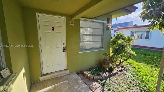 808 NE 10th St, Unit 3