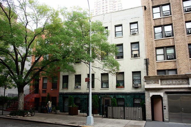 337-339 W 48th St in New York, NY - Building Photo - Building Photo