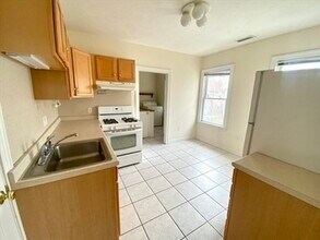 70 Gardner St-Unit -2 in Waltham, MA - Foto de edificio - Building Photo