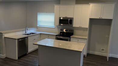 8218 Parker Rd in Houston, TX - Foto de edificio - Building Photo