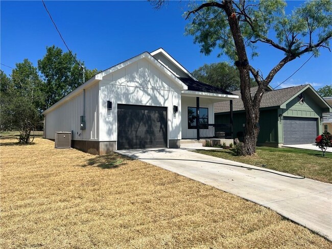 600 Fir Ln in Cottonwood Shores, TX - Building Photo - Building Photo