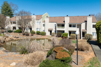 Quail Lakes Apartments in Winston-Salem, NC - Foto de edificio - Building Photo