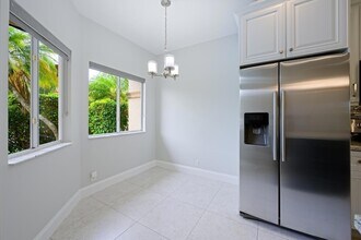 6817 Via Regina in Boca Raton, FL - Foto de edificio - Building Photo