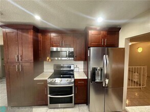 6535 SW 8th Pl in North Lauderdale, FL - Building Photo - Building Photo