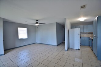 13100 McGowan St in Houston, TX - Foto de edificio - Building Photo