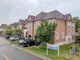 2356 Britannia Rd W in Mississauga, ON - Building Photo