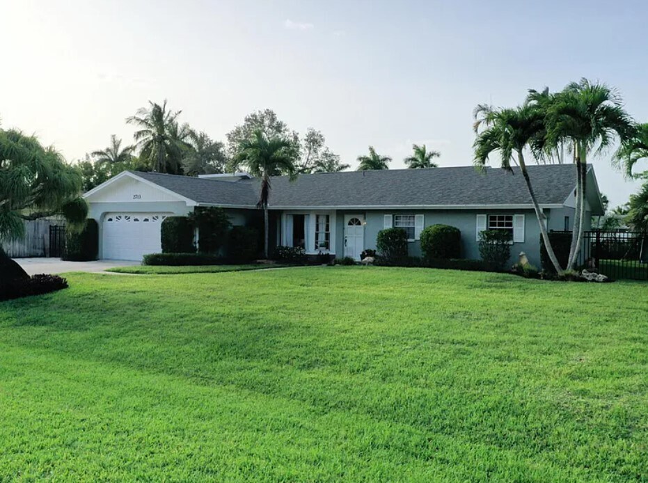 2713 Clipper Way in Naples, FL - Building Photo