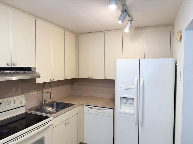 8990 SW 24th St in Miami, FL - Building Photo - Building Photo