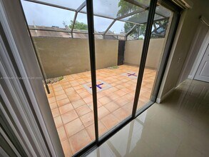 1091 N Hiatus Rd in Pembroke Pines, FL - Foto de edificio - Building Photo