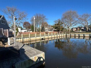 183 Tahlulah Ln in West Islip, NY - Building Photo - Building Photo