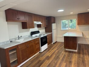 2829 Larch Way in Lynnwood, WA - Foto de edificio - Building Photo