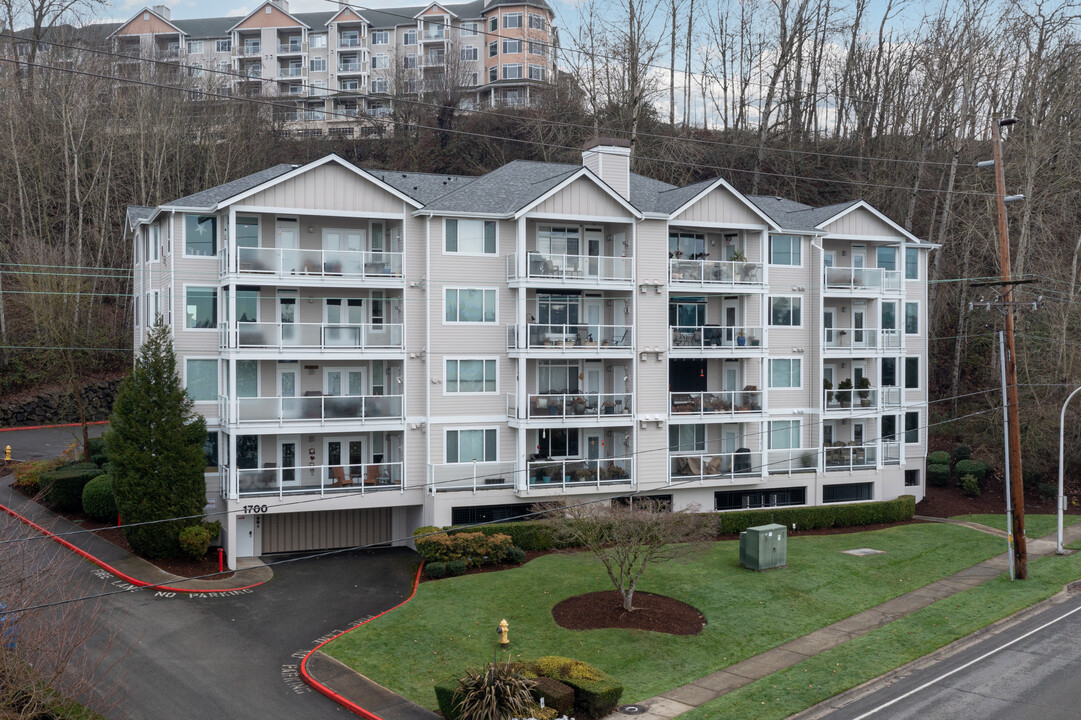 1700 Lake Washington Blvd N in Renton, WA - Building Photo