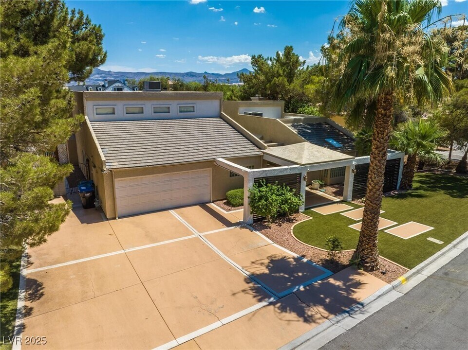 3003 La Mesa Dr in Henderson, NV - Building Photo
