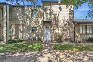 7044 S Dairy Ashford Rd in Houston, TX - Building Photo