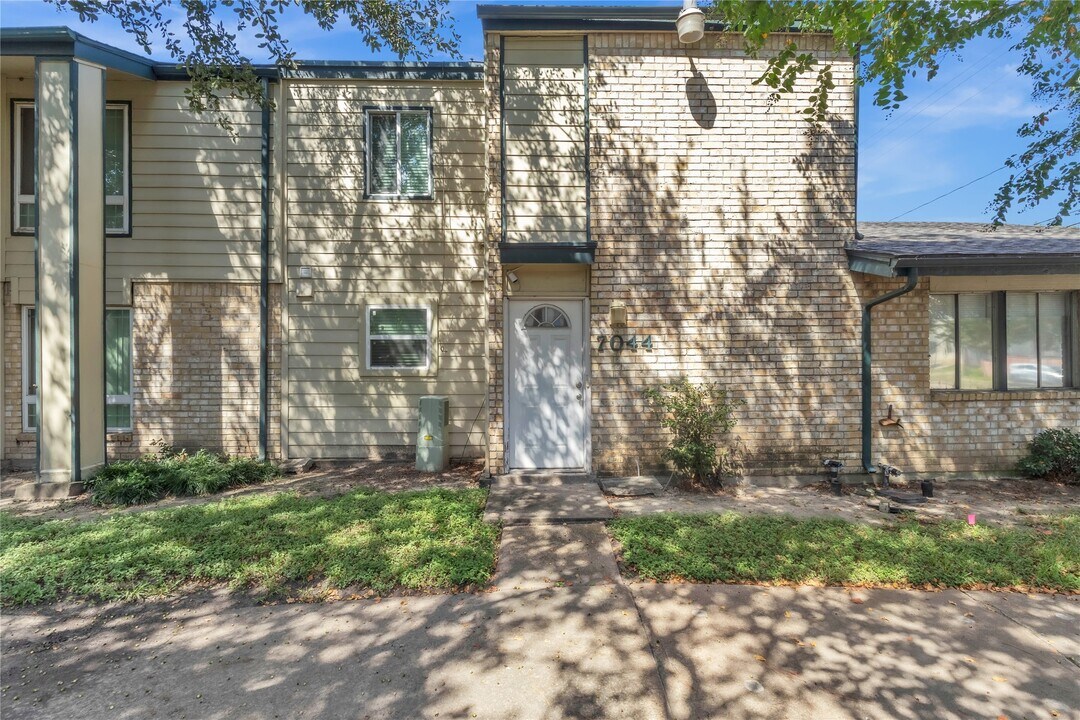 7044 S Dairy Ashford Rd in Houston, TX - Building Photo