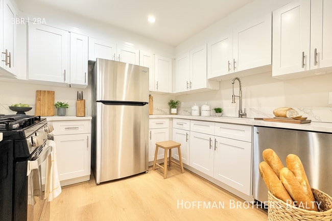 11941 Weddington St in Los Angeles, CA - Building Photo - Building Photo