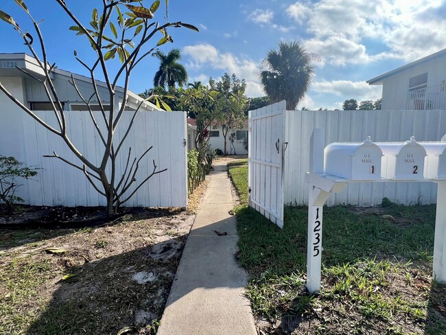 1235 Beach Rd in Palm Beach Shores, FL - Foto de edificio - Building Photo
