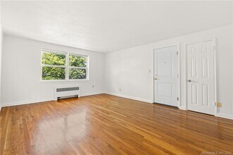 30 Arnold Way in West Hartford, CT - Building Photo - Building Photo