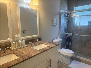 798 NE 43rd St in Oakland Park, FL - Building Photo - Building Photo