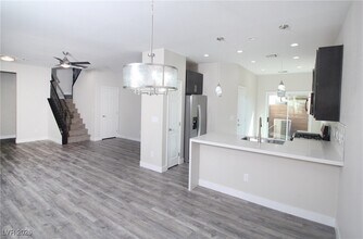 7916 Violet Dawn St in Las Vegas, NV - Building Photo - Building Photo