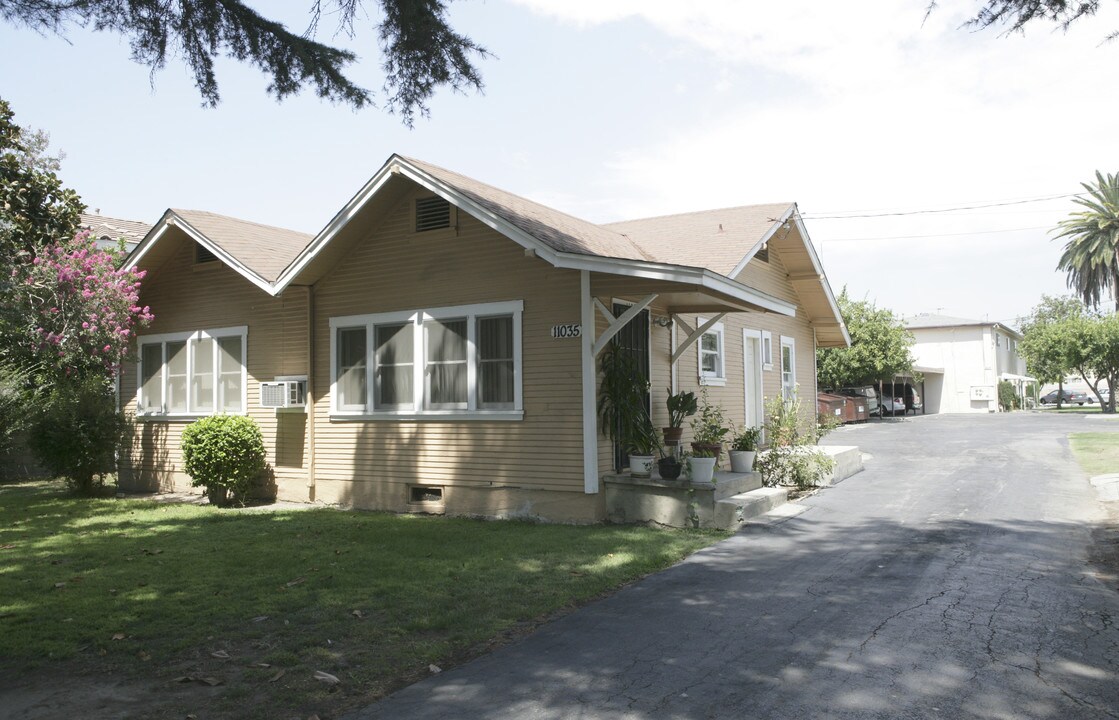 11035 Mcgirk Ave in El Monte, CA - Foto de edificio