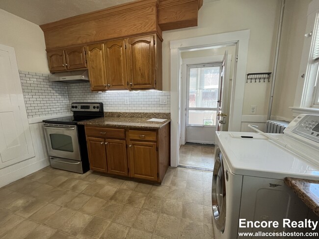 155 Central Ave, Unit 1 in Everett, MA - Building Photo - Building Photo