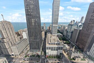 111 E Chestnut St in Chicago, IL - Building Photo - Building Photo