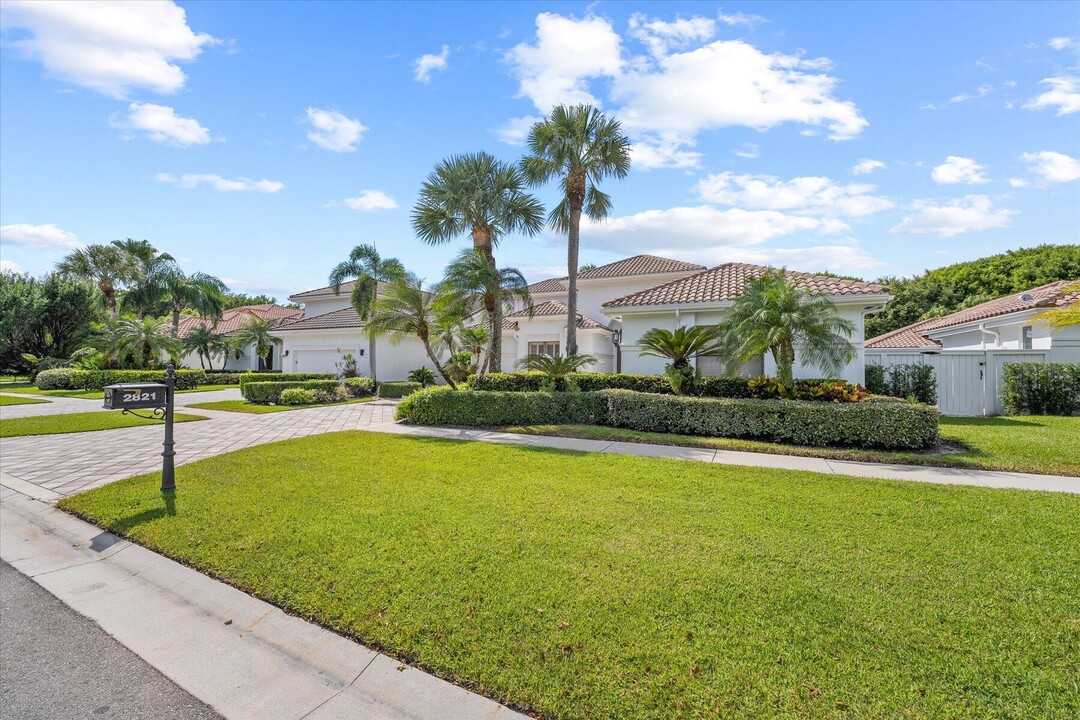 2821 Bent Cypress Rd in Wellington, FL - Building Photo
