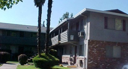 Palm Court Apartments in Sacramento, CA - Building Photo - Building Photo