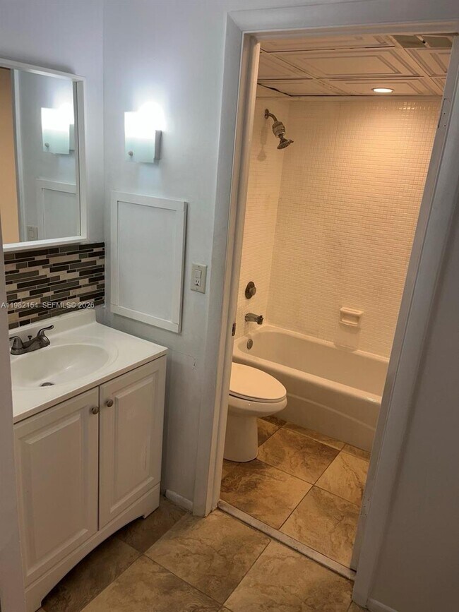 3660 Inverrary Dr in Lauderhill, FL - Building Photo - Building Photo