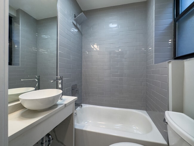 503 W Belmont Ave, Unit A03C in Chicago, IL - Building Photo - Building Photo