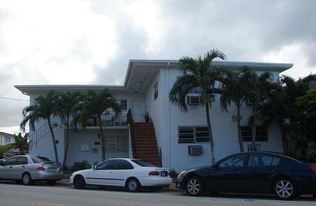 8010 Crespi Blvd in Miami Beach, FL - Building Photo - Building Photo