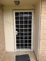 6423 S Briar Bayou Dr in Houston, TX - Building Photo