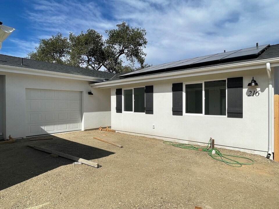 216 Trevino Dr in Nipomo, CA - Building Photo