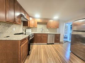 686 Parker St, Unit 1 Apartamentos