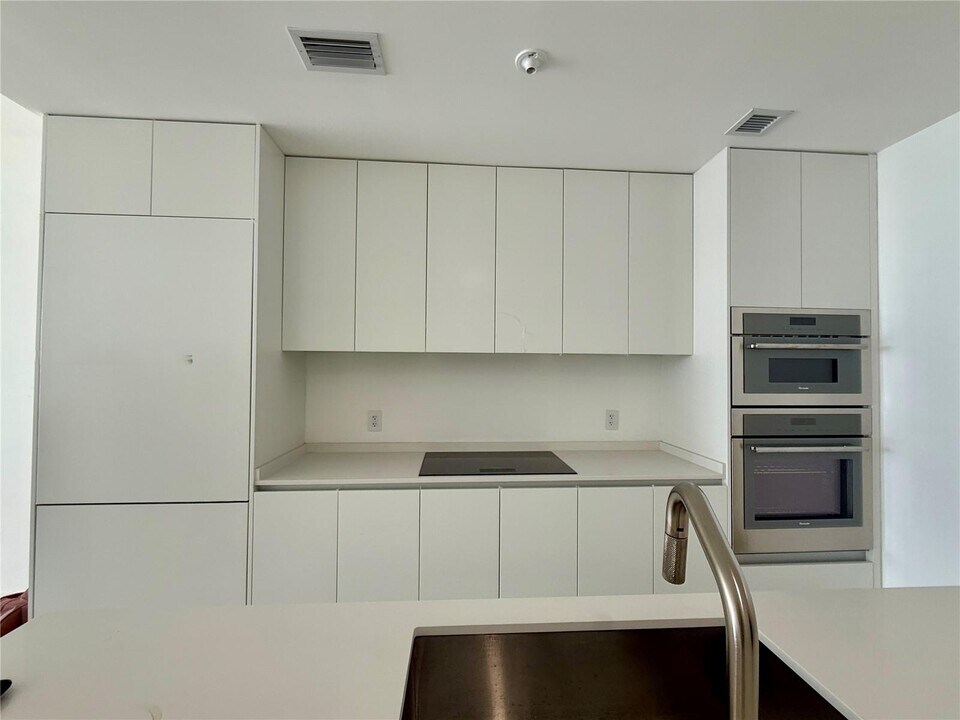 700 NE 24th St, Unit 5105 in Miami, FL - Building Photo