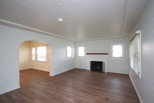 2350 Marengo Ave in Altadena, CA - Foto de edificio - Building Photo