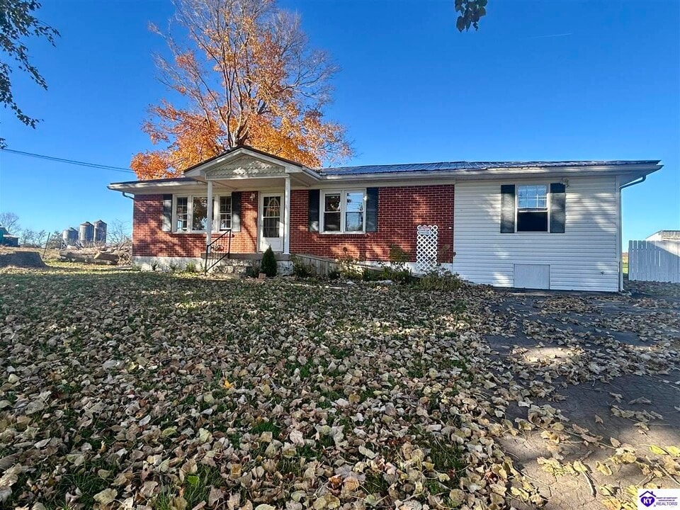 8146 Hardinsburg Rd in Cecilia, KY - Building Photo