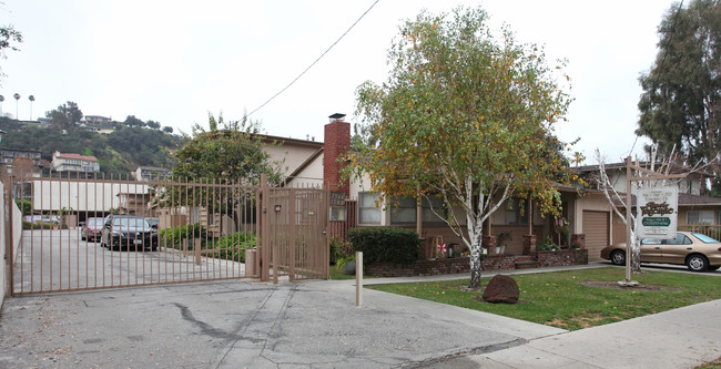 1566 Yosemite Dr in Los Angeles, CA - Building Photo - Building Photo