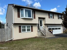 2 Dyer Dr in Latham, NY - Building Photo