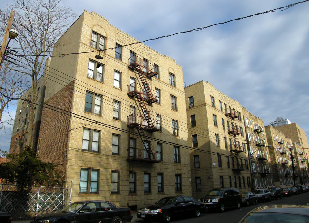 3021 Holland Ave in Bronx, NY - Building Photo