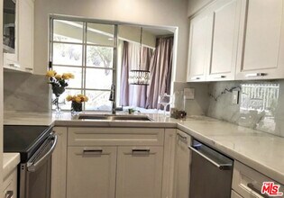5805 Oak Bend Ln-Unit -210 in Oak Park, CA - Building Photo - Building Photo