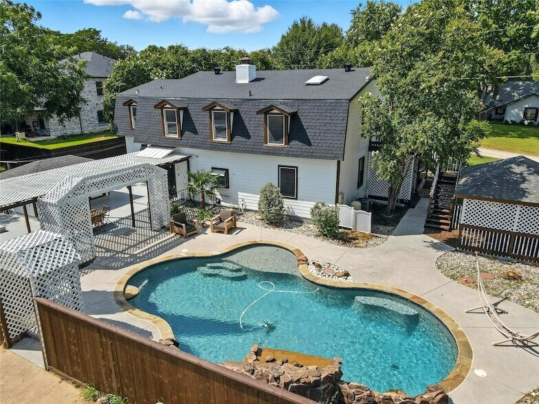 1323 Dublin St in Grapevine, TX - Foto de edificio