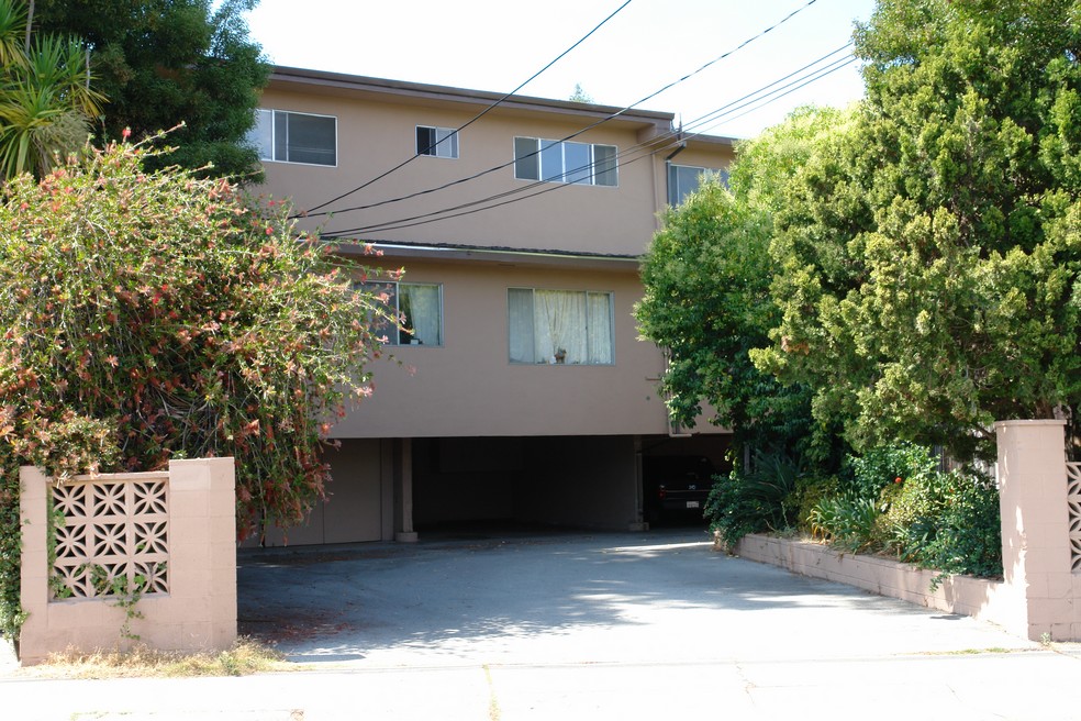 Oregon House Apartments in Portland, OR - Building Photo