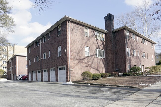 200-210 Broad Ave in Leonia, NJ - Foto de edificio - Building Photo