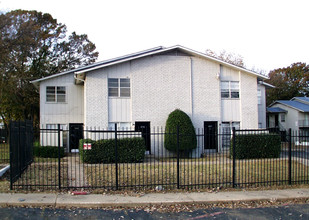 Spanish Hills Apartments in Dallas, TX - Building Photo - Building Photo