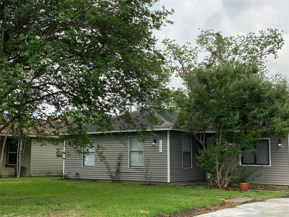 1305 Zuber Dr in Galena Park, TX - Building Photo