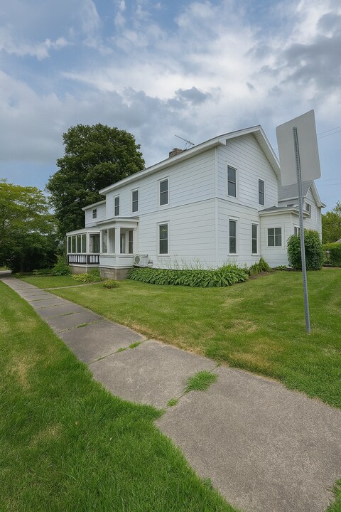 291 W 2nd St in Oswego, NY - Building Photo