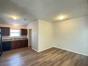 7906 Emerald Oak Dr in Texas City, TX - Building Photo - Building Photo