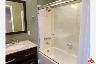 11908 DOROTHY St-Unit -207 in Los Angeles, CA - Foto de edificio - Building Photo